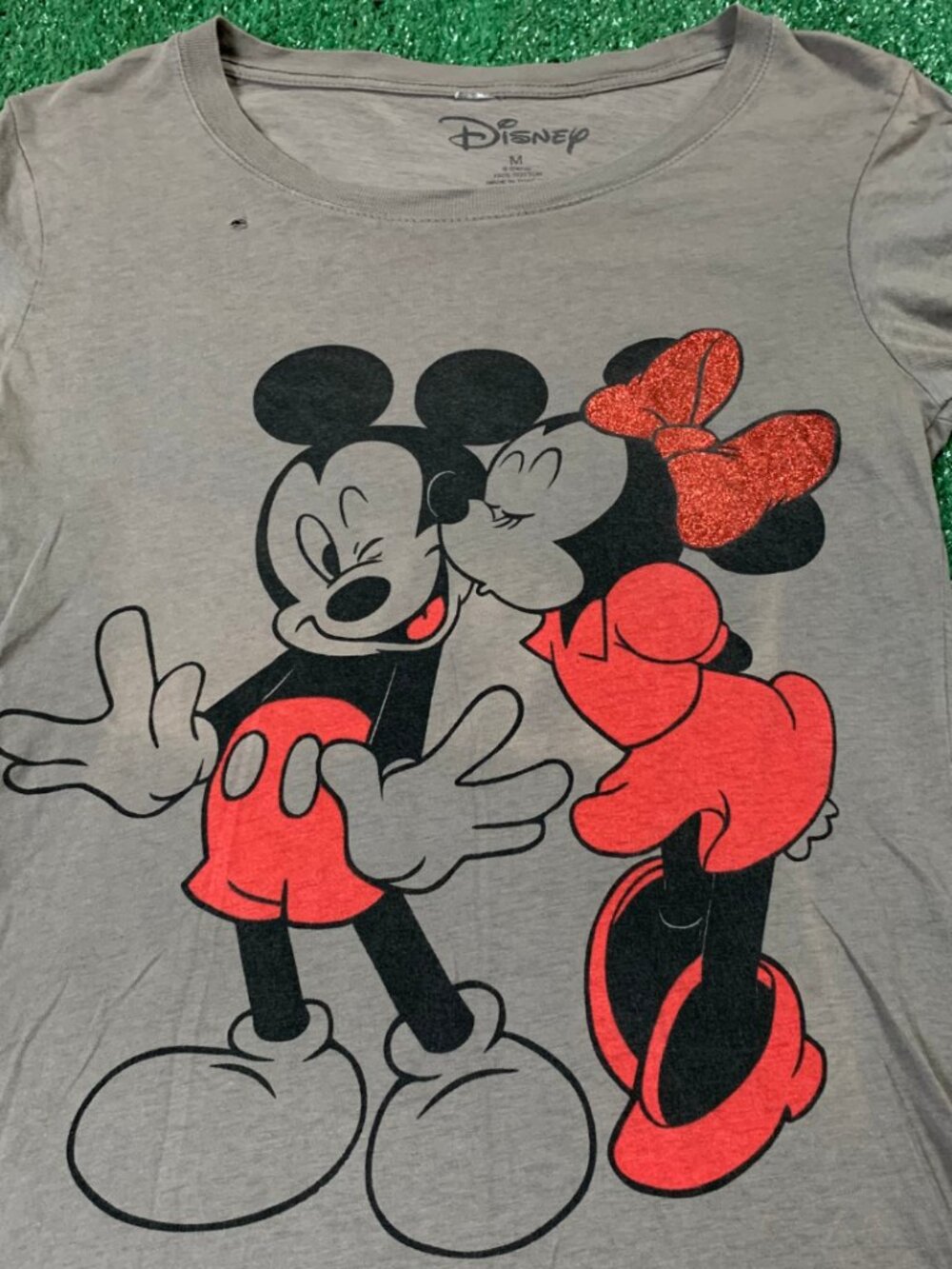 Disney Mickey Minnie Kissing Glitter Bow Tee M